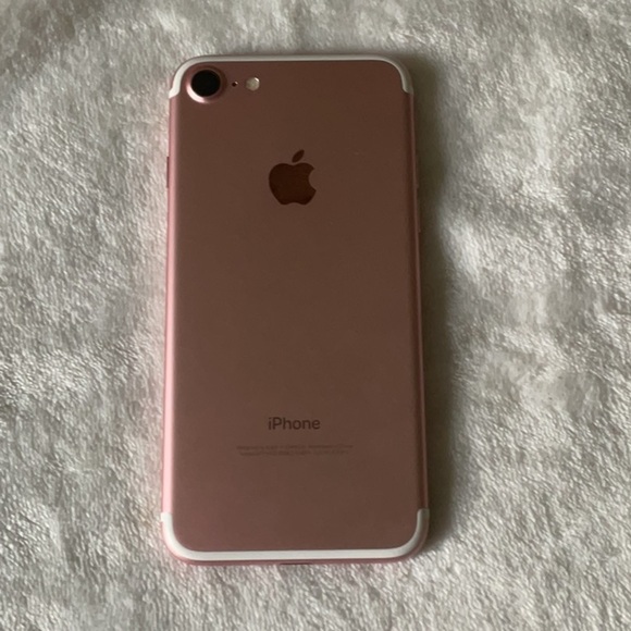 Apple rose gold 7 Roger’s 32 gb iPhone - Picture 2 of 2